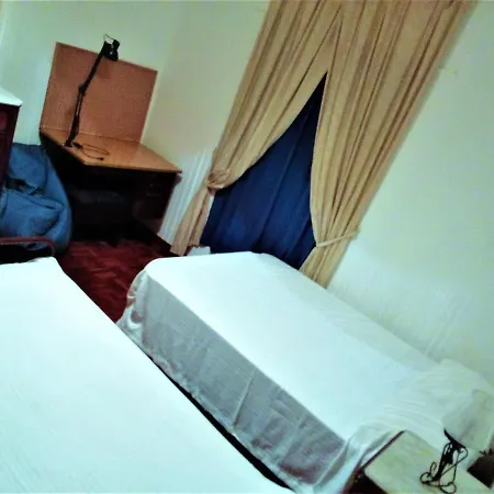 Baleal Large For 10-11 Pax, 2 F/l, 4 Rooms, Pateo, Parking Ferrel (Leiria)