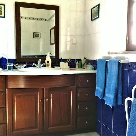 Baleal Large For 10-11 Pax, 2 F/l, 4 Rooms, Pateo, Parking *